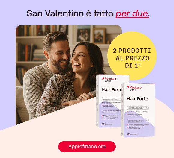Una coppia sorride seduta sul divano, abbracciandosi. Accanto a loro, due confezioni del prodotto "Hair Forte" di Redcare. Testo: &ldquo;San Valentino &egrave; fatto per due. 2 prodotti al prezzo di 1&rdquo;. Pulsante rosso con la scritta &ldquo;Approfittane ora&rdquo;.