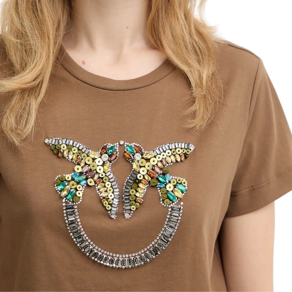 https://kimaccessori.it/t-shirt-da-donna-quentin-con-ricamo-con-strass-paillettes-pietre-cammello-pinko-100535-a33f-l78