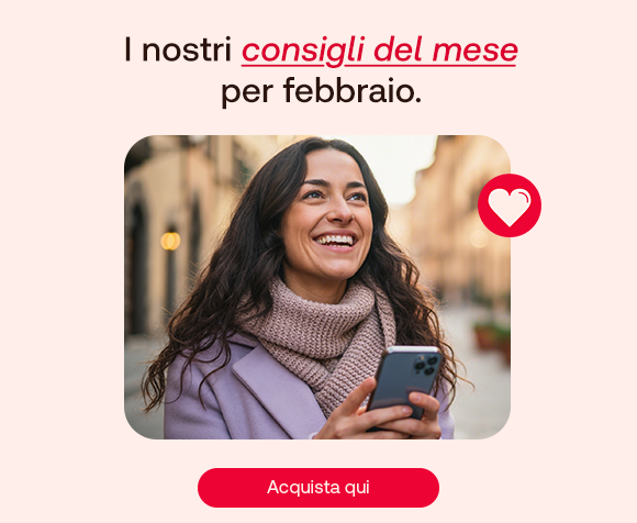 Donna che sorride guardando il cellulare. Testo: &ldquo;I nostri consigli del mese per febbraio&rdquo;. Pulsante rosso: &ldquo;Acquista qui&rdquo;.