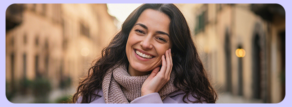 "Donna con un sorriso, una donna felice all&rsquo;aperto in inverno."