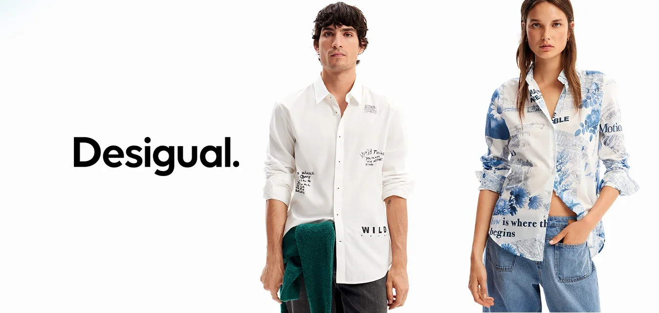 Uomo e donna stanno fianco a fianco indossando camicie bianche con motivi a bottoni e maniche arrotolate, l'uomo tiene in mano un maglione verde, la donna indossa jeans blu.