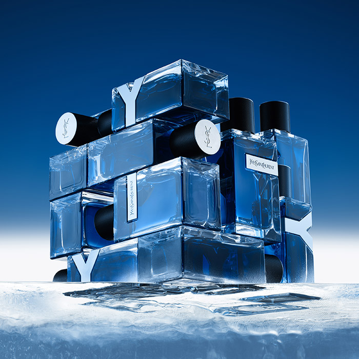 Flaconi di profumo YSL Y disposti a formare un cubetto di ghiaccio blu luminoso.