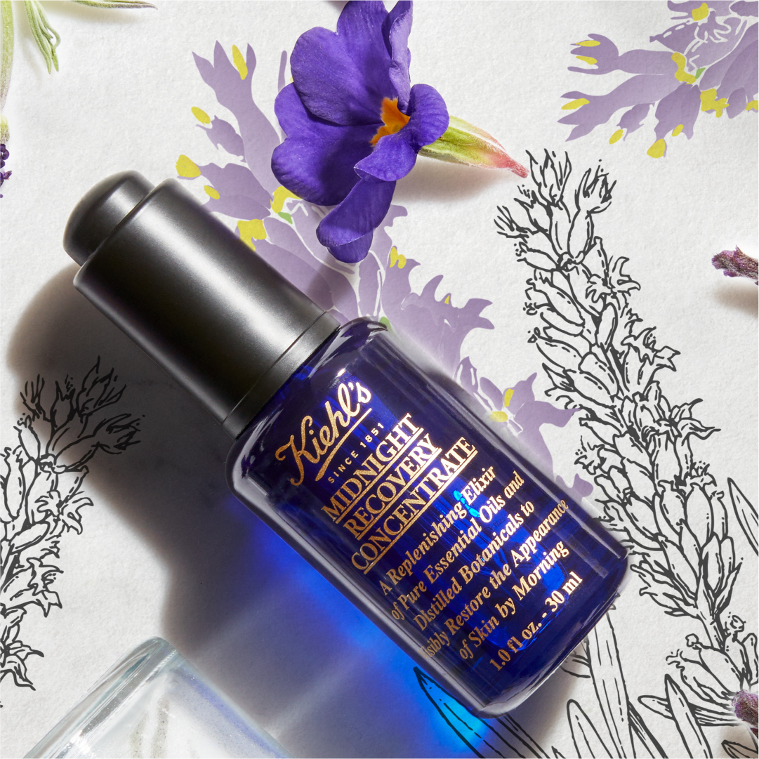 Flacone blu di Kiehl&rsquo;s Midnight Recovery Concentrate con tappo contagocce su sfondo illustrato con elementi botanici viola.