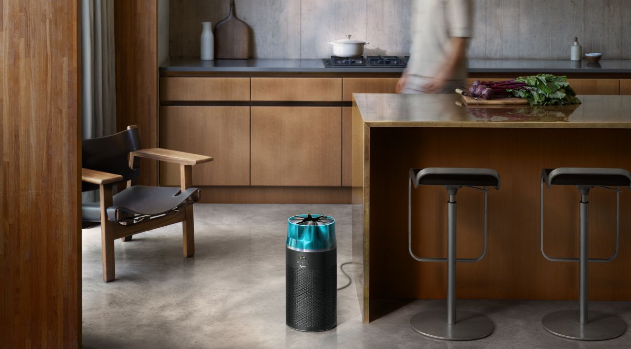 Il purificatore Dyson HushJet Purifier Compact diffonde aria purificata in una stanza di grandi dimensioni.