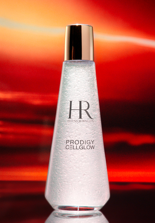 Flacone di Dewy Essence sullo stesso sfondo rosso.