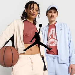 Due persone stanno insieme, una delle quali tiene una pallacanestro. Indossano abbigliamento sportivo: una giacca accorciata beige e nera, un top corto color ruggine e una giacca blu chiaro abbinata a pantaloni dello stesso colore.