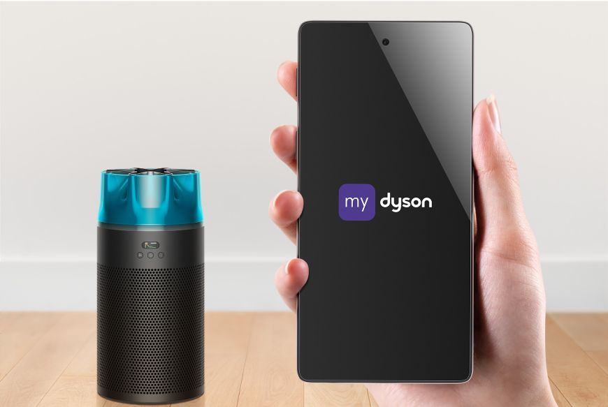 Il purificatore Dyson HushJet Purifier Compact accanto allo schermo di uno smartphone che mostra l’app MyDyson.