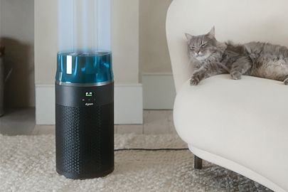 Il purificatore Dyson HushJet Purifier Compact accanto a un’isola di una cucina.