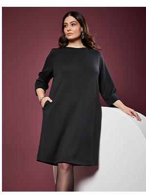 Abito in felpa dal taglio svasato con scollo a girocollo, maniche a 3/4 e modal