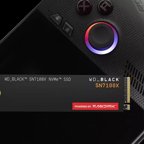 SSD NVMe WD_BLACK SN7100X visualizzato su un dispositivo portatile da gioco con joystick illuminato RGB.
