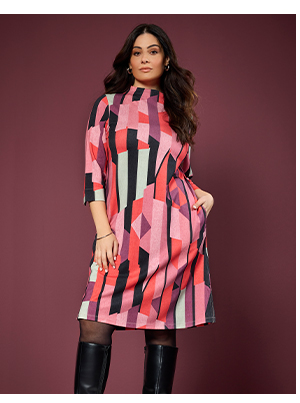 Abito in jersey punto Roma dal taglio svasato con collo alto, maniche a 3/4 e righe