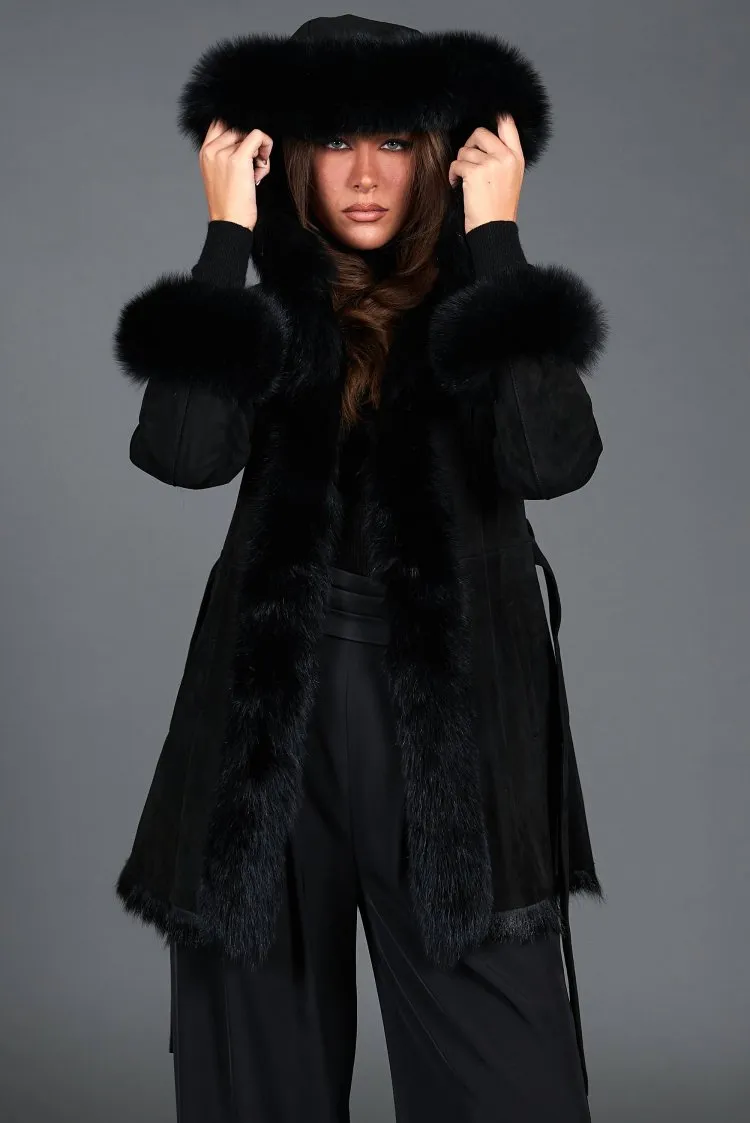 Image of Cappottino in montone scamosciato nero con cappuccio in volpe