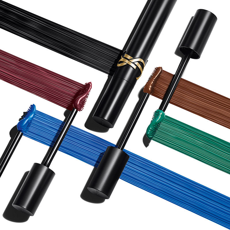 Un assortimento di mascara YSL che mostra le tonalit&agrave; nero, bordeaux, blu e verde.