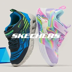 Coppia di scarpe da ginnastica per bambini, una blu e nera, l'altra viola con disegni di unicorni, circondate da blocchi da costruzione geometrici traslucidi e colorati.