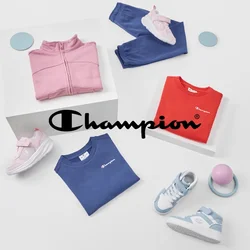 Quattro capi di abbigliamento: una giacca rosa con zip, una maglietta rossa, una maglietta blu e pantaloni blu scuro. Due paia di scarpe e palloni colorati nelle vicinanze.