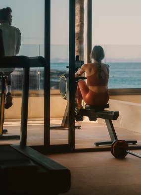 Mujer disfrutando de una copa de vino en un barco