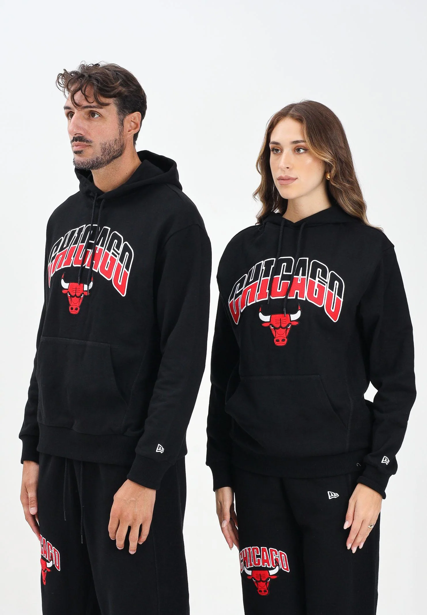 Image of NEW ERA Felpa con cappuccio Oversized Chicago Bulls NBA Arch Graphic nera per uomo e donna