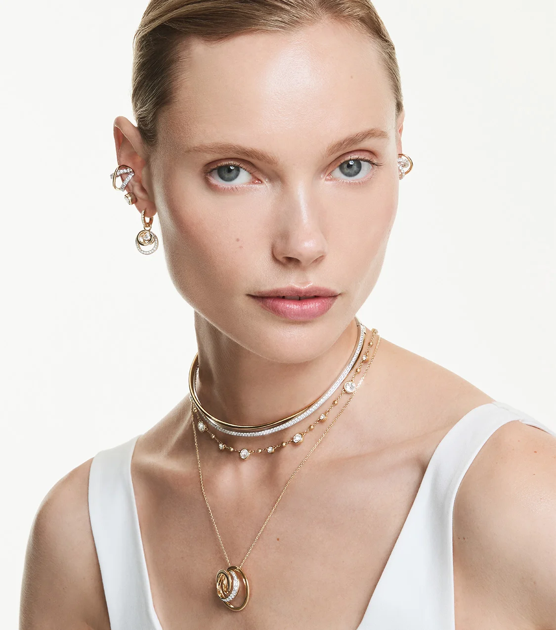 Modella con orecchini e collane Swarovski