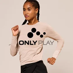 Top manica lunga beige chiaro con dettagli in pizzo testurizzato, abbinato a pantaloni sportivi neri con orlo asimmetrico e fodera interna.