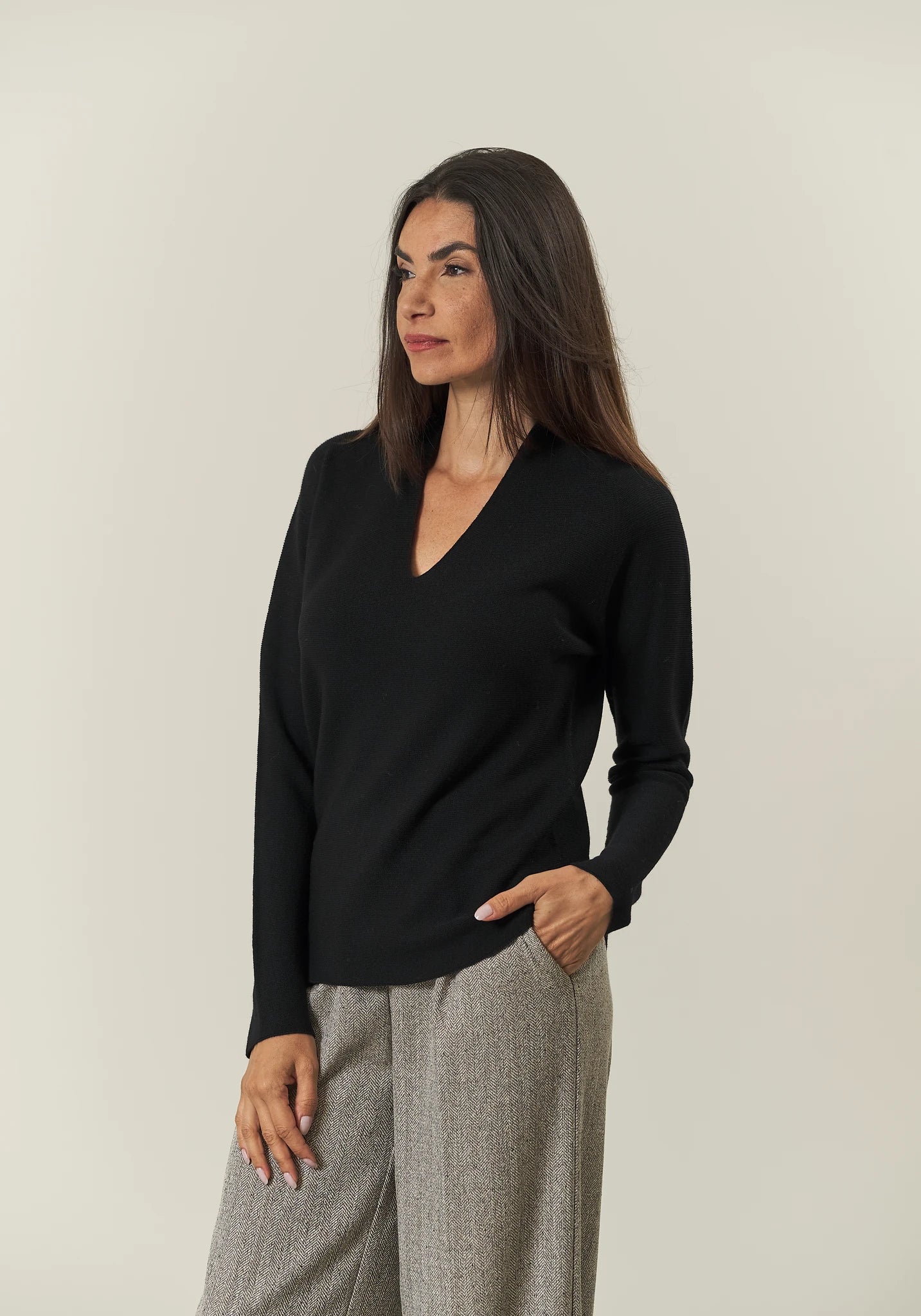 Image of Scollo V nero lana merinos Lana Gatto