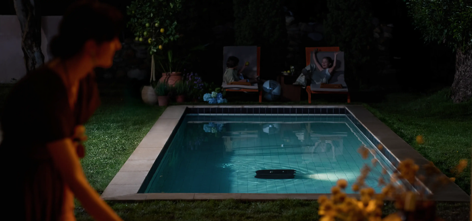 Aquasense X lavora di notte con le proprie luci accese.