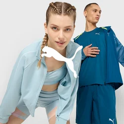 Giacca sportiva azzurro chiaro e set di pantaloni corti con finitura testurizzata. Il modello maschile indossa un completo blu con dettagli in rete e accenti neon.