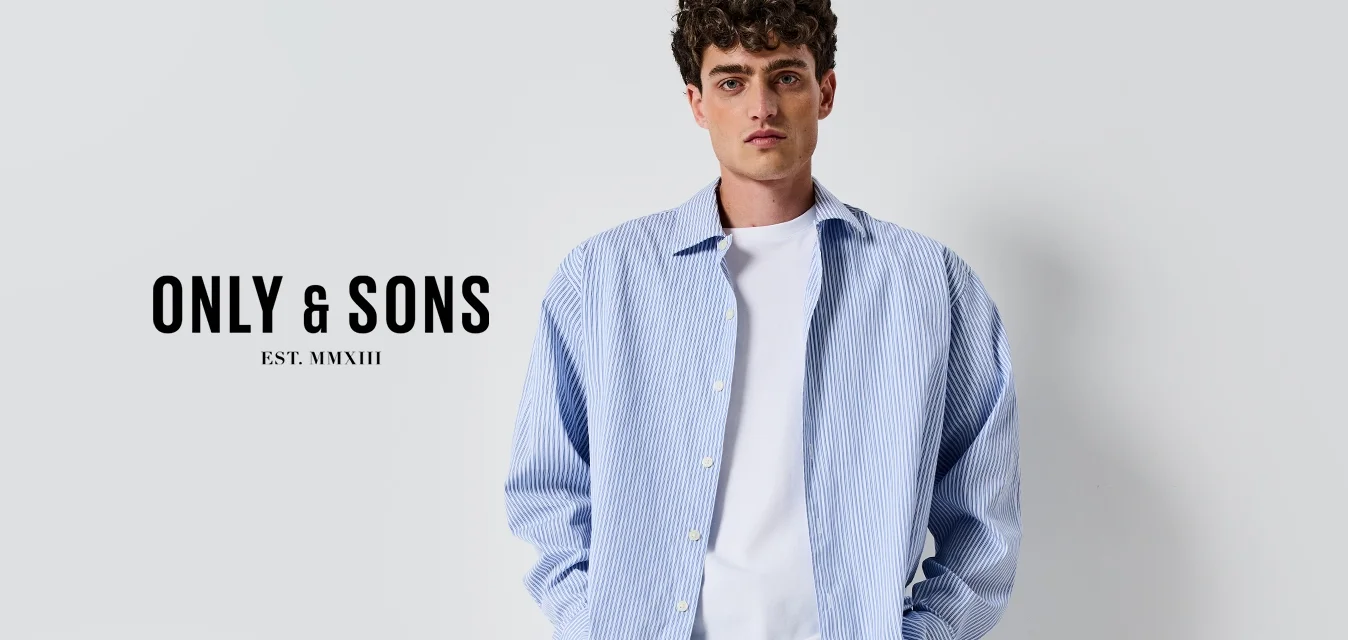 Camicia a righe azzurre e bianche con bottoni, dal taglio morbido, abbinata a pantaloni neri e scarpe nere. Design semplice, tessuto fresco.