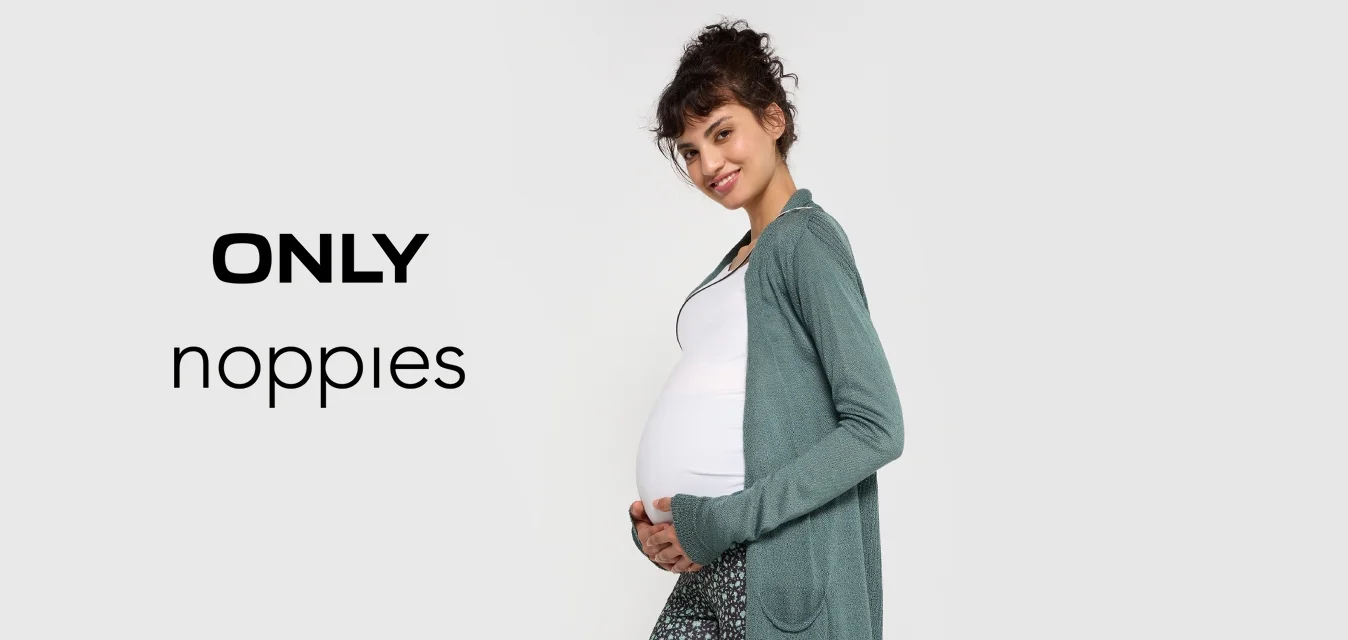 Cardigan lungo aperto in teal, con due tasche frontali, abbinato a una maglietta bianca e leggings a fantasia, che mettono in risalto un pancione arrotondato.