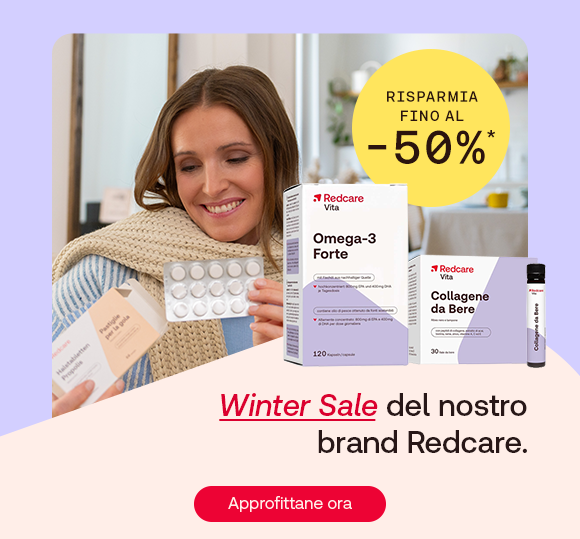 Winter Sale del nostro brand Redcare: una donna sorride mentre tiene in mano una confezione di integratori. In primo piano, i prodotti Redcare Omega-3 Forte e Collagene da Bere, con un badge giallo che indica &ldquo;Risparmia fino al -50%&rdquo;.