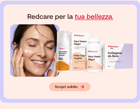 Donna sorridente che applica una crema sul viso. In evidenza una selezione di prodotti Redcare per la bellezza di pelle, capelli e unghie.