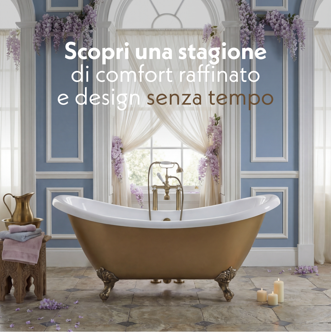 Vasca freestanding su piedini con esterno finitura dorata, centrata in un elegante bagno con pareti azzurre, grande finestra velata e fiori lilla, per un’atmosfera lussuosa e dal fascino classico.