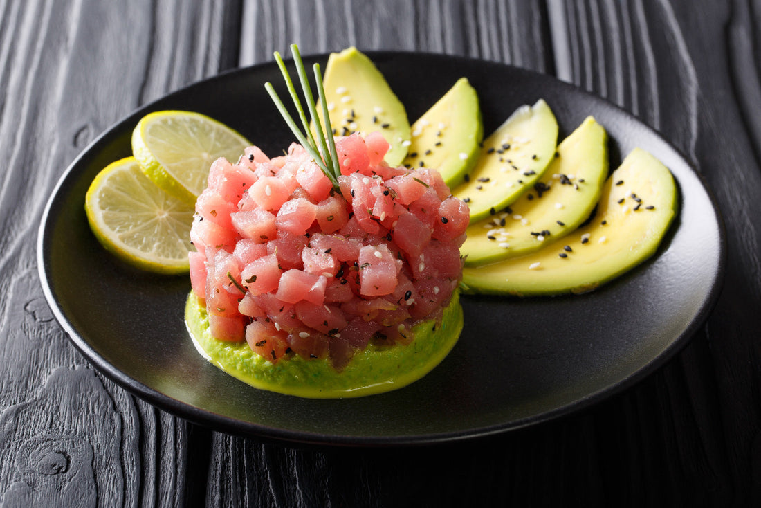 Tartare di tonno con lime, avocado e sesamo
