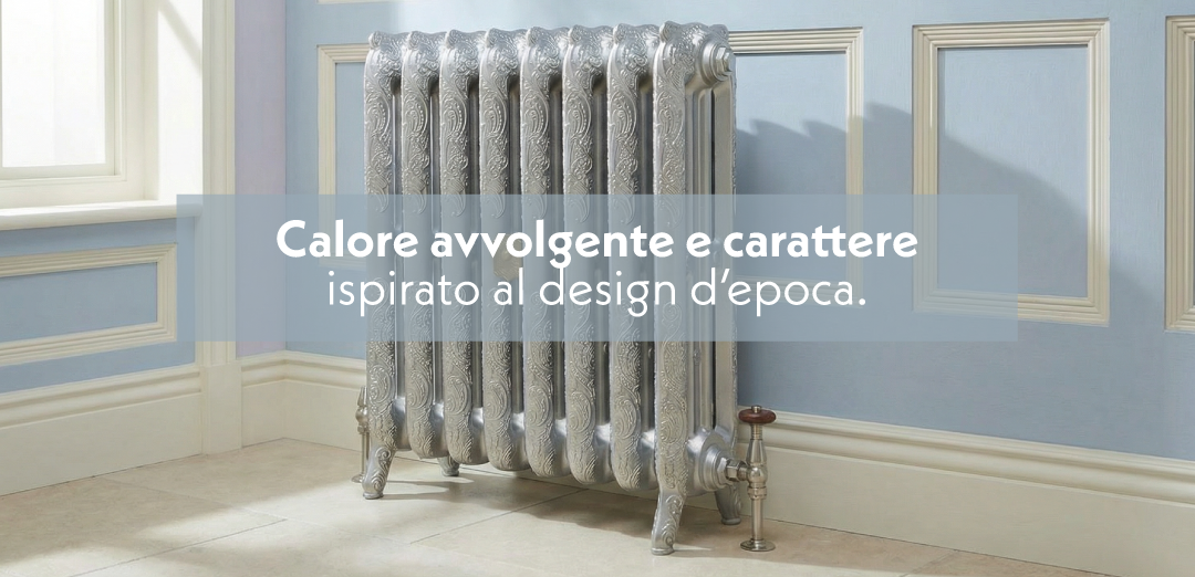 Radiatore in ghisa con dettagli ornamentali su piedini, posizionato contro una parete azzurro pastello con boiserie, illuminato da luce naturale per un’atmosfera calda e d’ispirazione d’epoca.