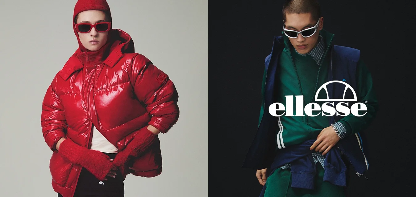 Giacca imbottita lucida rossa con chiusura a zip e collo alto, abbinata ad accessori rossi coordinati. A destra, strati sportivi verdi con dettagli navy.