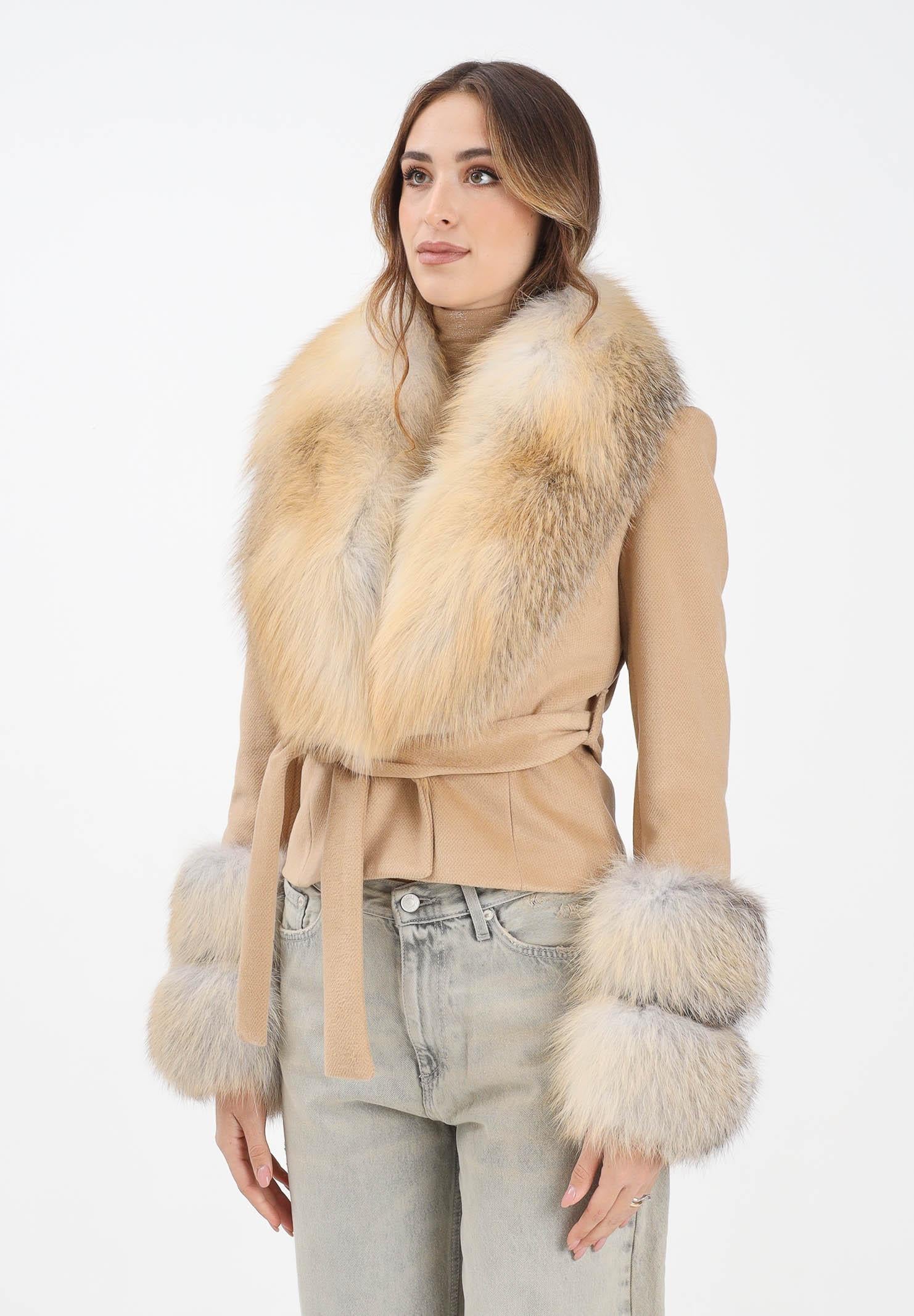 Image of YES LONDON Cappotto beige da donna con dettagli in vera pelliccia