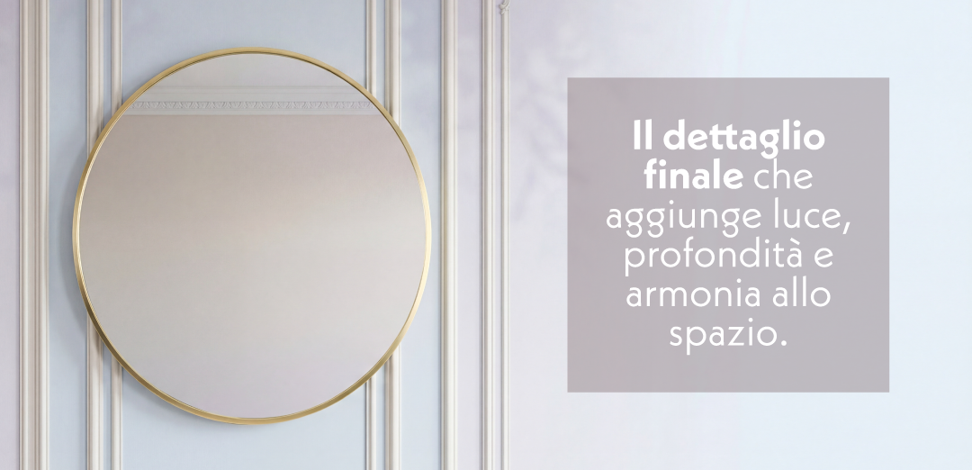 Specchio rotondo minimalista con sottile cornice in ottone, montato su una parete azzurra con modanature decorative, in un ambiente elegante e luminoso.