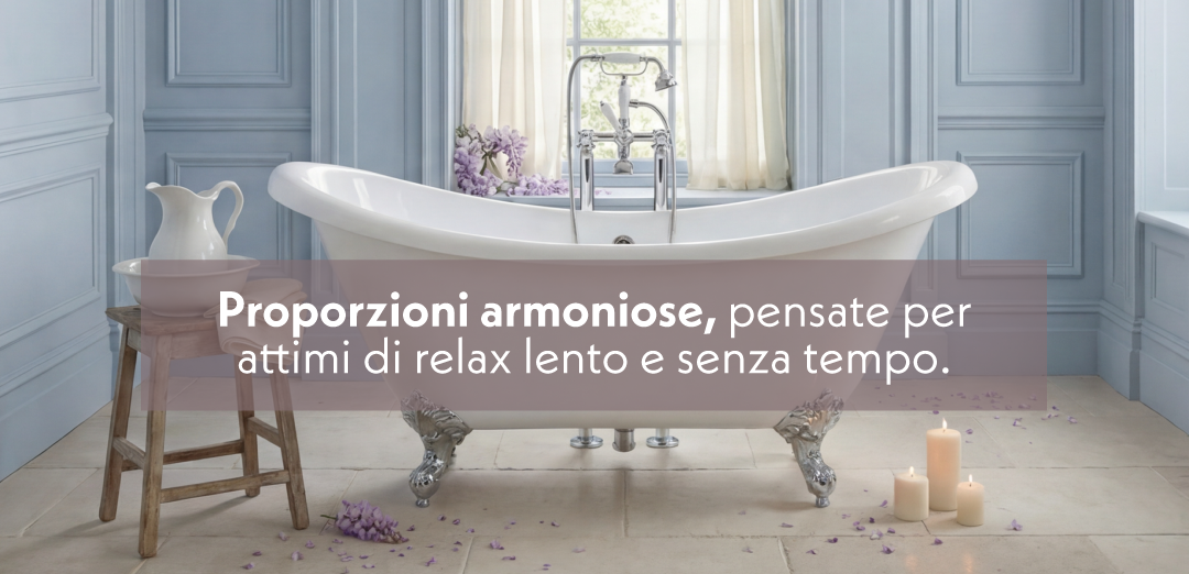 Vasca freestanding bianca su piedini cromati in un bagno con pareti azzurre pannellate, candele accese e petali sparsi, che evocano relax e quiete senza tempo.