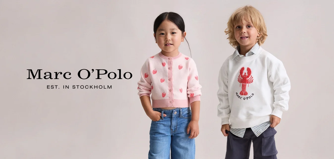 Due bambini stanno fianco a fianco; la bambina indossa un maglione rosa con fragole e jeans larghi, il bambino una felpa bianca con un'aragosta e pantaloncini blu navy.