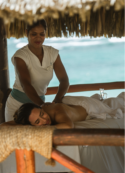 Mujer disfrutando de una copa de vino en un barco