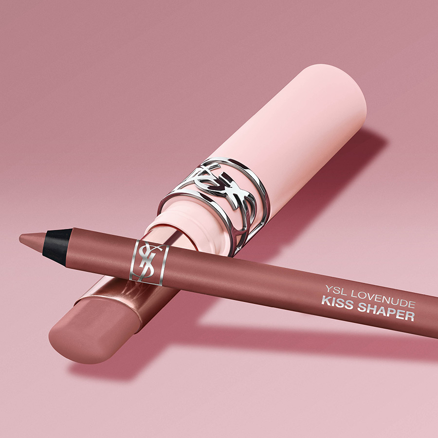 Un rossetto YSL e una matita labbra Kiss Shaper coordinata.