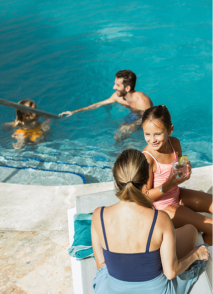 Mujer disfrutando de una copa de vino en un barco