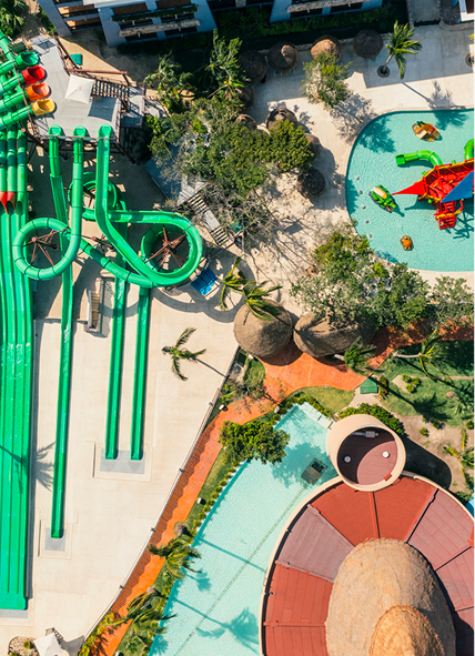 Mujer disfrutando de una copa de vino en un barco