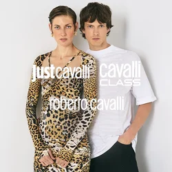 Modella che indossa un vestito a maniche lunghe con stampa leopardata e tiene in mano una borsa nera; modello maschile in una maglietta bianca a trama e pantaloni neri.