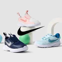 Tre paia di scarpe Nike: una slip-on rosa e bianca, una slip-on blu navy e una scarpa con lacci azzurri. Circondate da colorate sfere decorative.