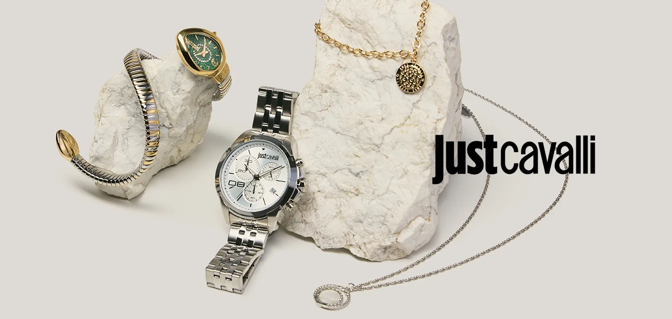 Due esposizioni in pietra con gioielli: braccialetti d'oro e d'argento, un orologio d'argento con quadrante bianco, una collana d'oro e un ciondolo d'argento con catena.