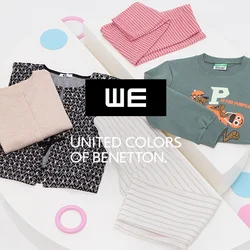 Quattro articoli di abbigliamento per bambini piegati - maglione rosa, vestito nero a fantasia, pantaloni bianchi a righe e felpa verde con design di zucca - su basi bianche.