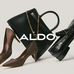 Coppia di décolleté marroni, borsa nera in pelle con catena dorata e mocassini neri con motivo a coccodrillo su sfondo neutro.