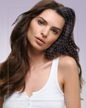 Emily Ratajkowski mentre esegue una diagnosi dei capelli.