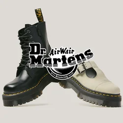 Stivale con lacci in pelle nera e scarpa Mary Jane bianca, entrambe con suole spesse con carrarmato e cuciture gialle, esposte fianco a fianco.