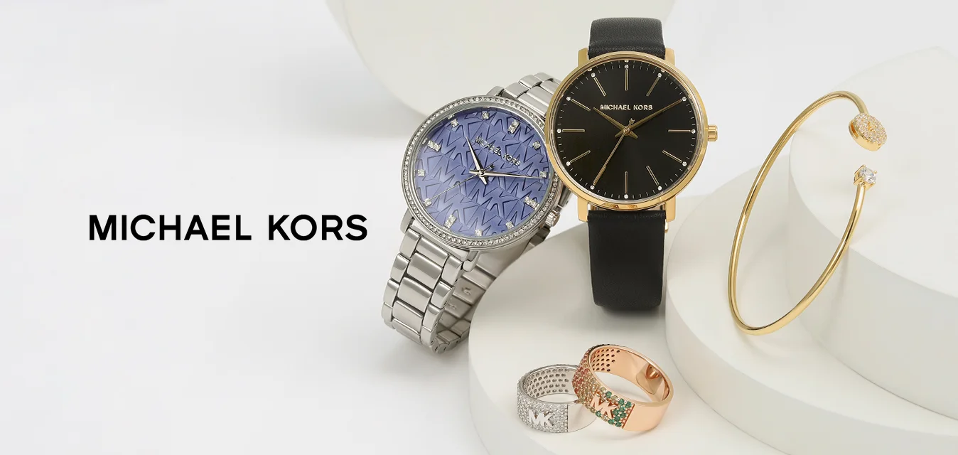 Due orologi da polso: un orologio in metallo argentato con un quadrante blu decorato e un orologio con cinturino in pelle nera e finitura dorata. Due anelli e un bracciale in oro.